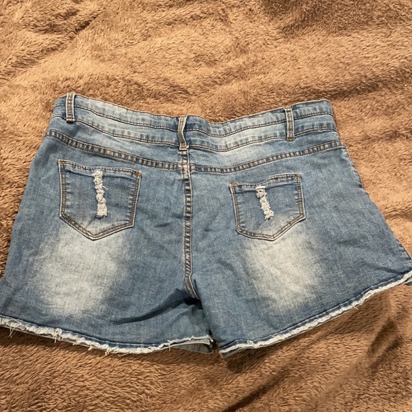 Stretchy distressed jean shorts - Picture 2 of 3